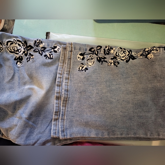NWT Women's Plus Embroidered Flare Leg Jeans sz 4xl (#2) - Picture 4 of 5